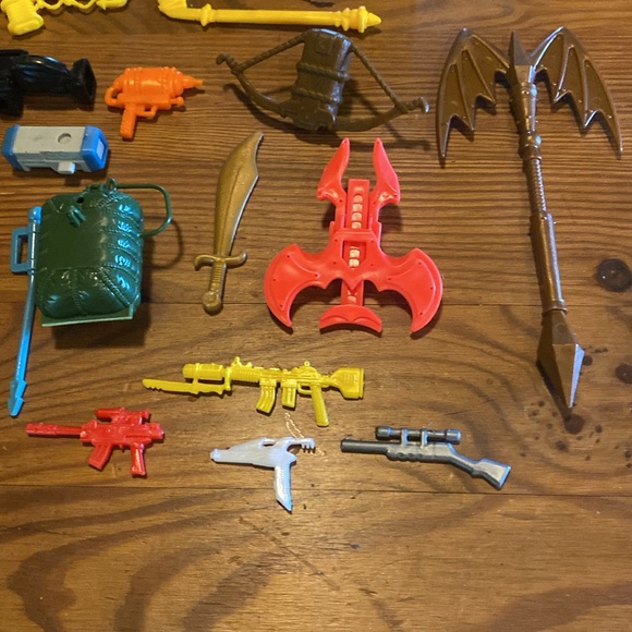 Random OG lot of action figure weapons and accessories. - Picture 7 of 8